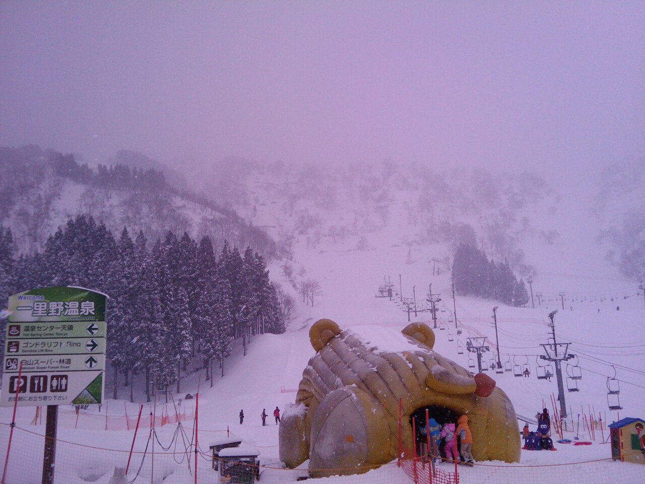 白山一里野温泉スキー場の雪の山とゲレンデ