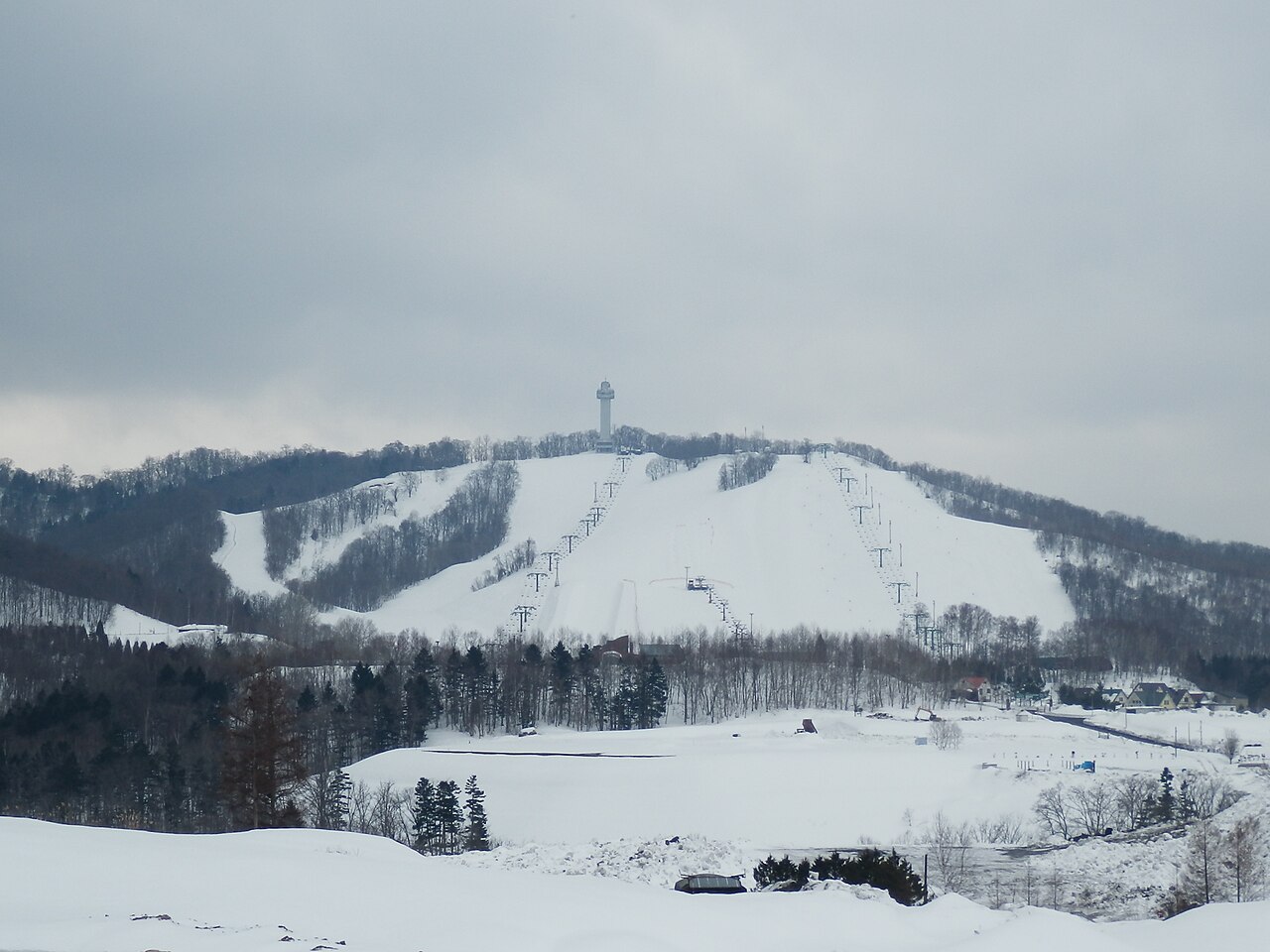 サンタプレゼントパークの雪の山とゲレンデ