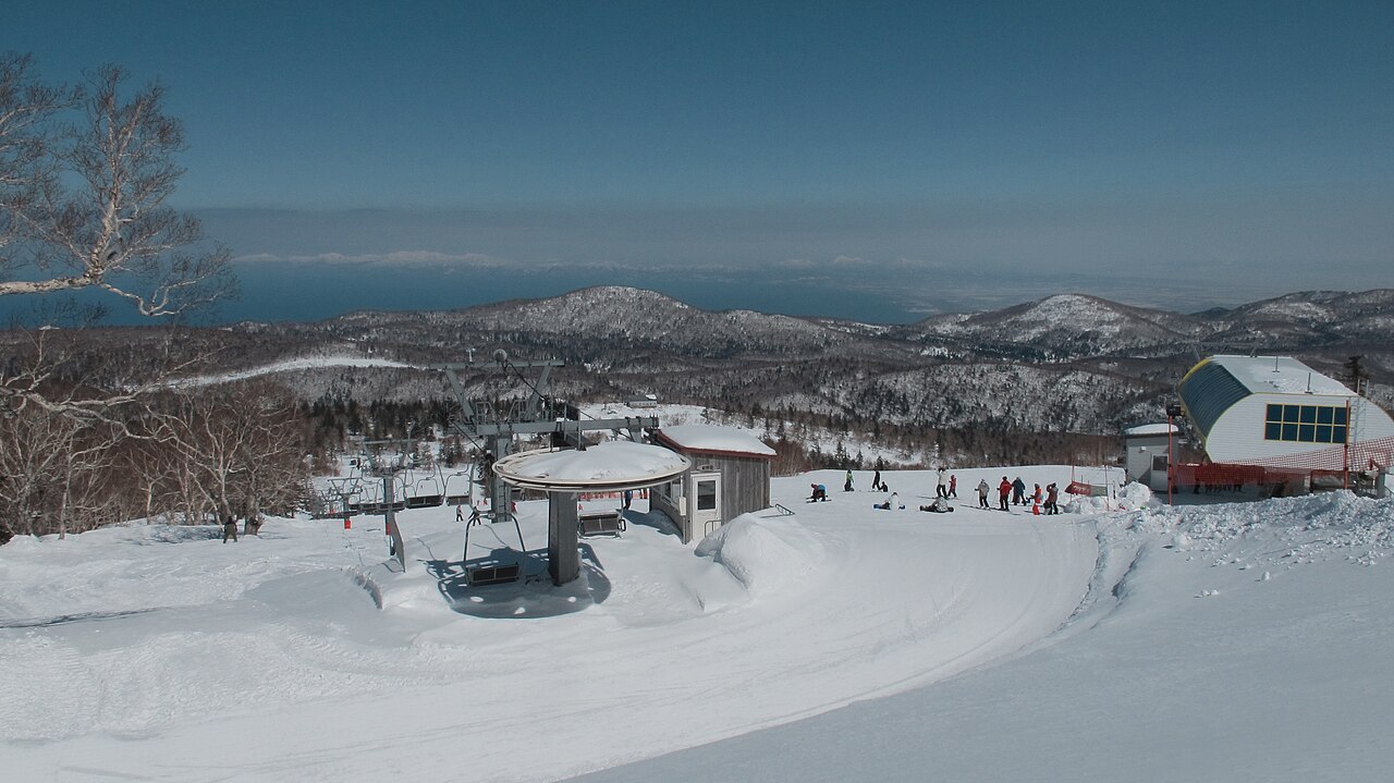札幌国際スキー場の雪の山とゲレンデ