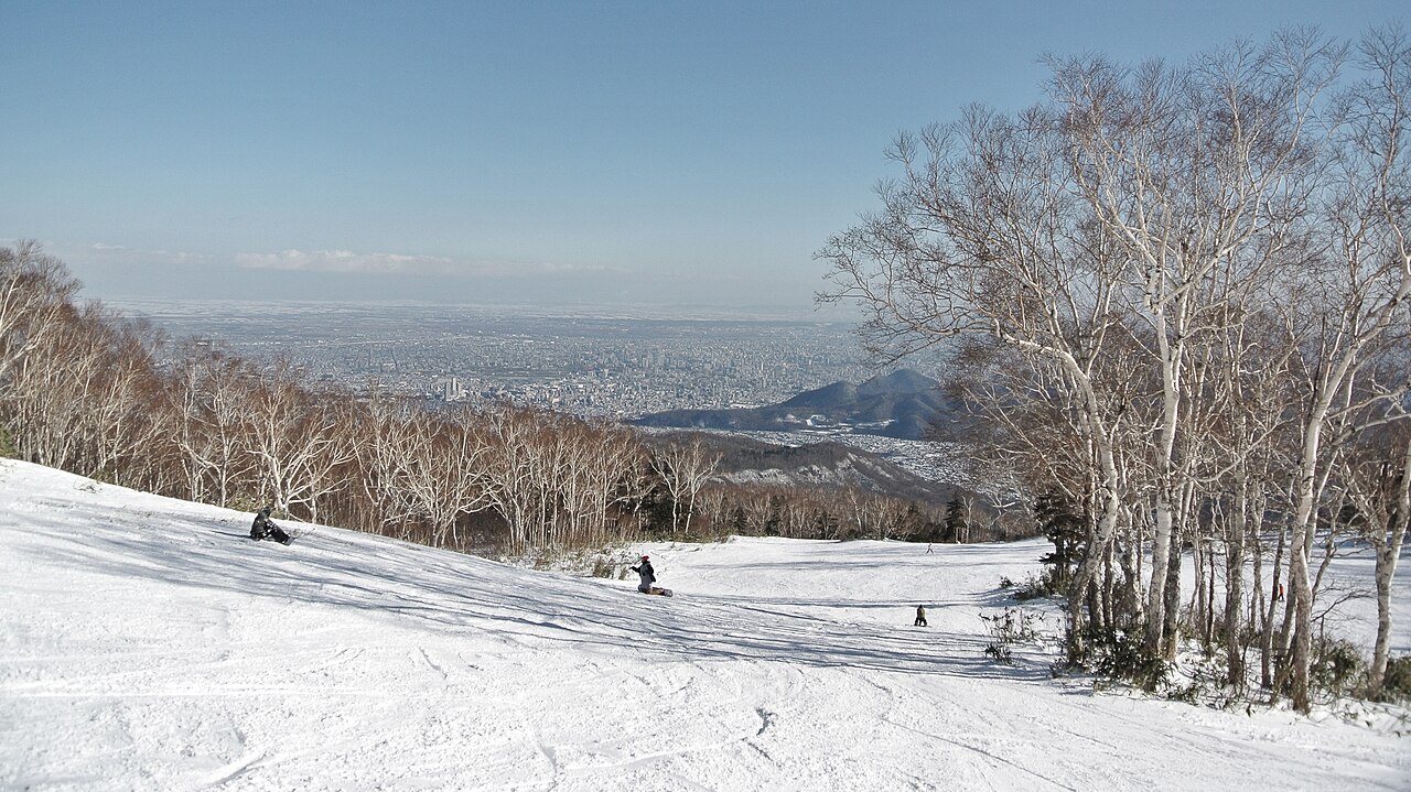 サッポロテイネの雪の山とゲレンデ