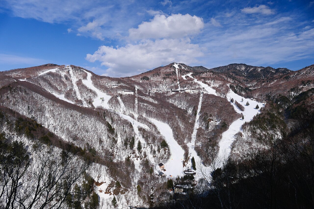 志賀高原 東館山スキー場の雪の山とゲレンデ