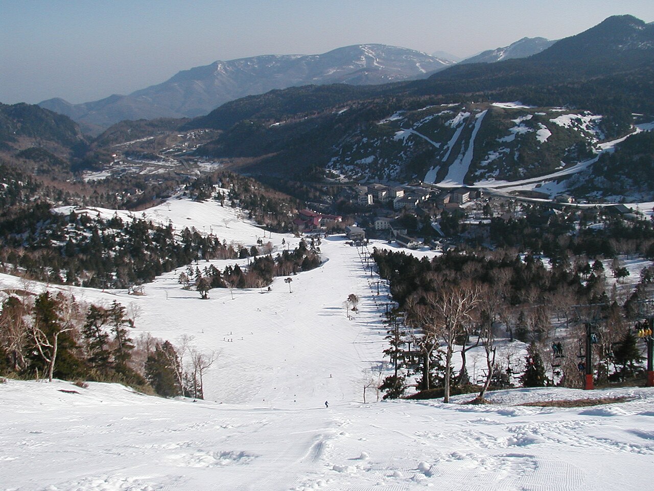 志賀高原 熊の湯スキー場の雪の山とゲレンデ