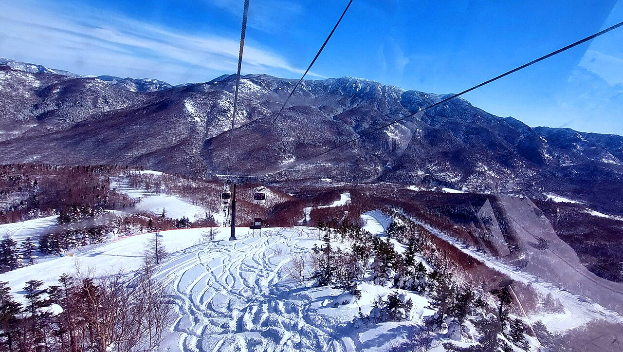 奥志賀高原スキー場の雪の山とゲレンデ