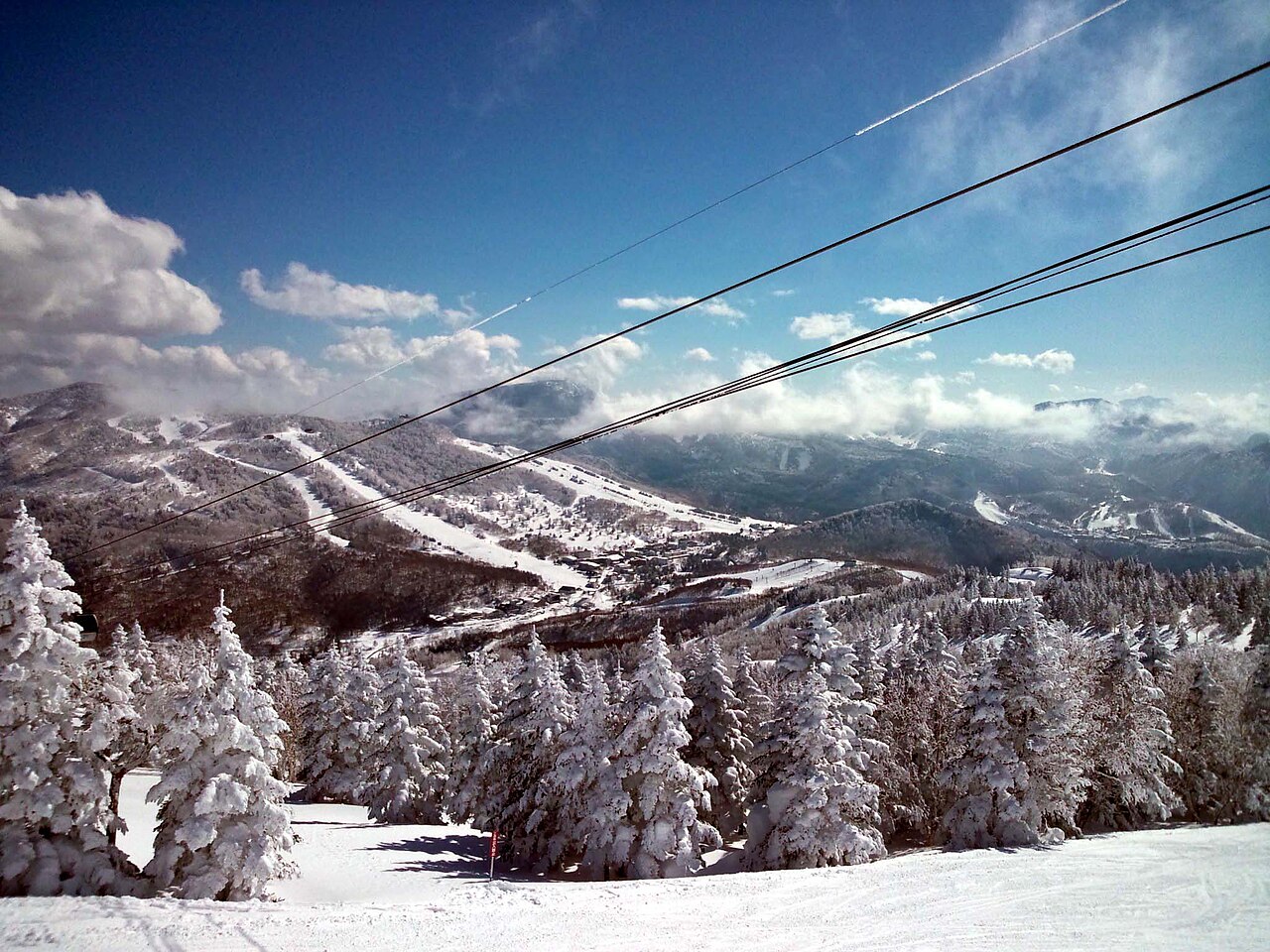 焼額山スキー場の雪の山とゲレンデ