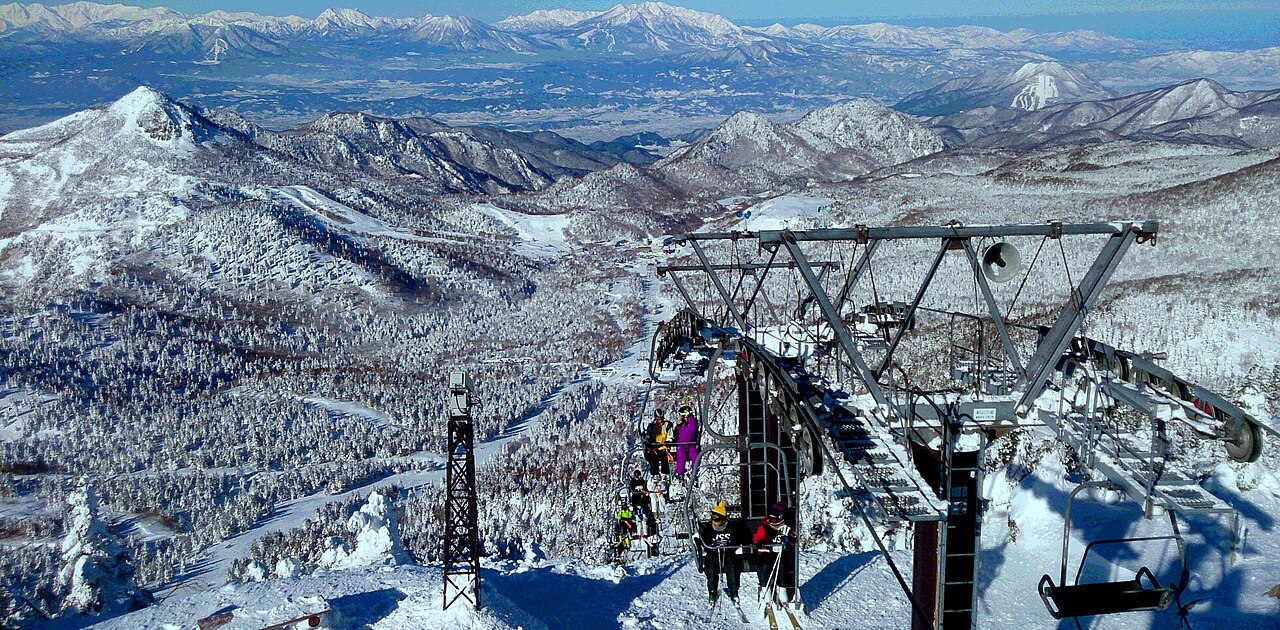 志賀高原 横手山スキー場の雪の山とゲレンデ
