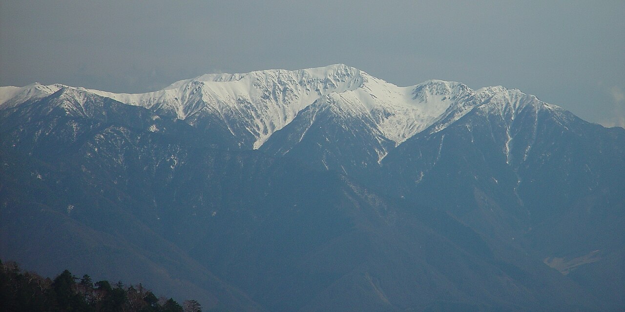 信州松本 野麦峠スキー場の雪の山とゲレンデ