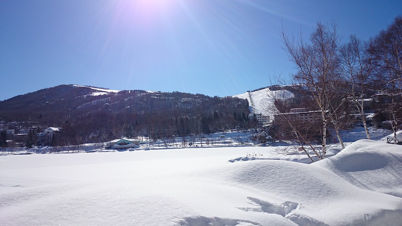 白樺湖ロイヤルヒルスキー場の雪の山とゲレンデ