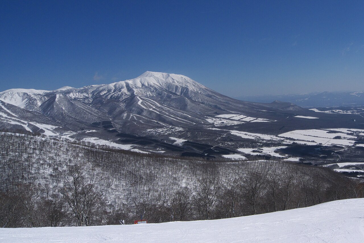 雫石スキー場の雪の山とゲレンデ
