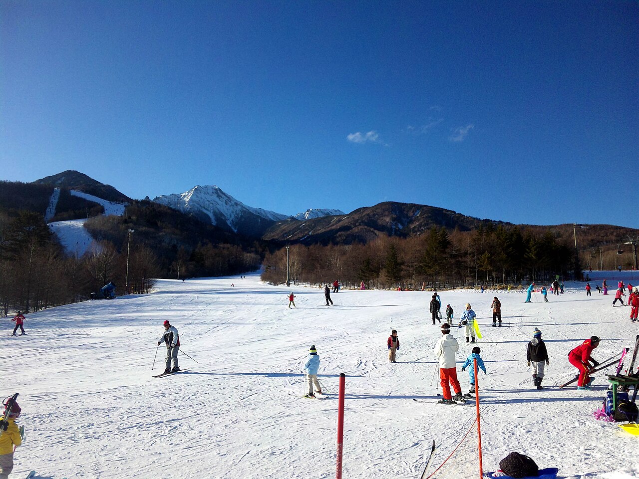 サンメドウズ清里スキー場の雪の山とゲレンデ