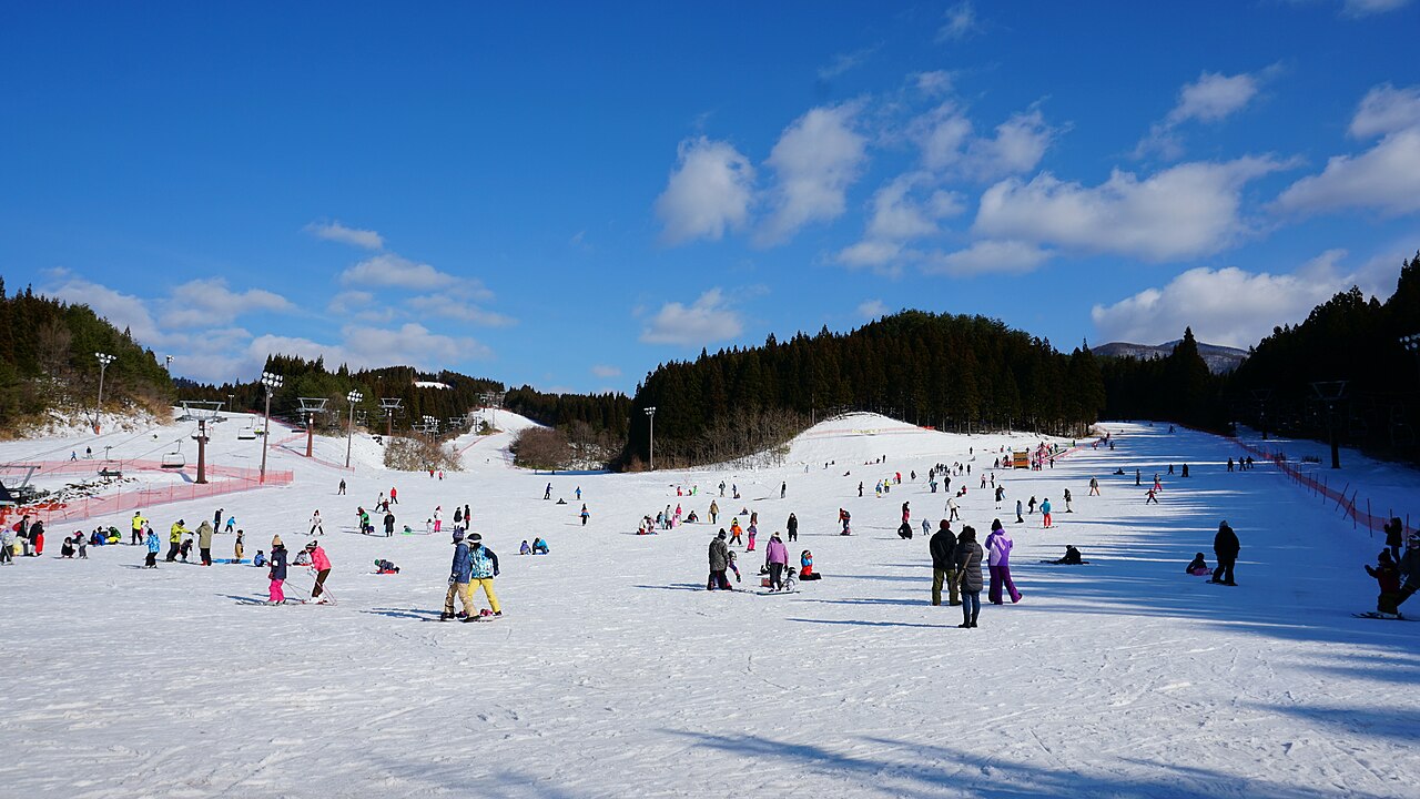 太平山スキー場　オーパスの雪の山とゲレンデ