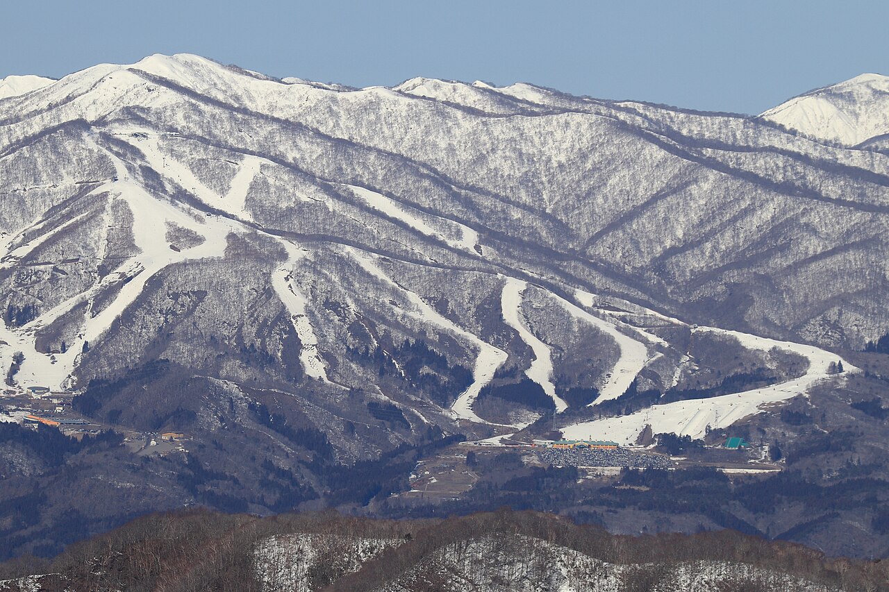 高鷲スノーパークの雪の山とゲレンデ