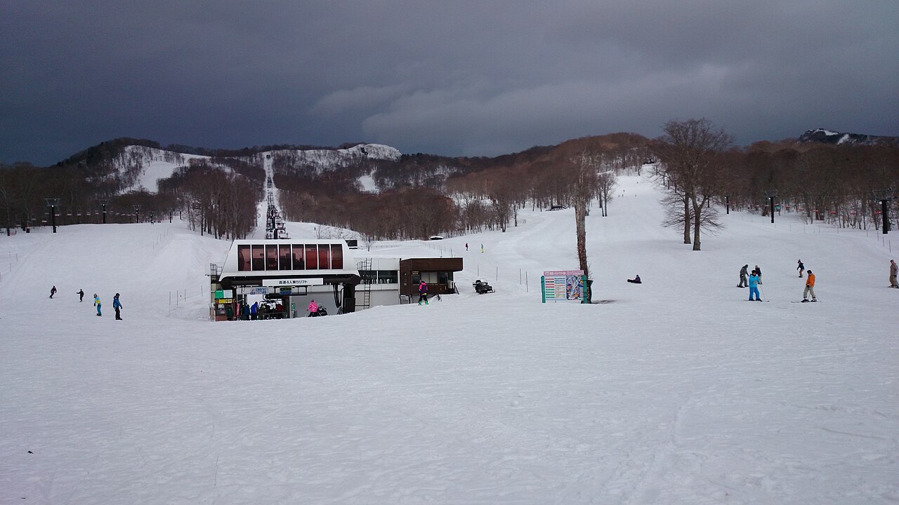 たんばらスキーバークの雪の山とゲレンデ