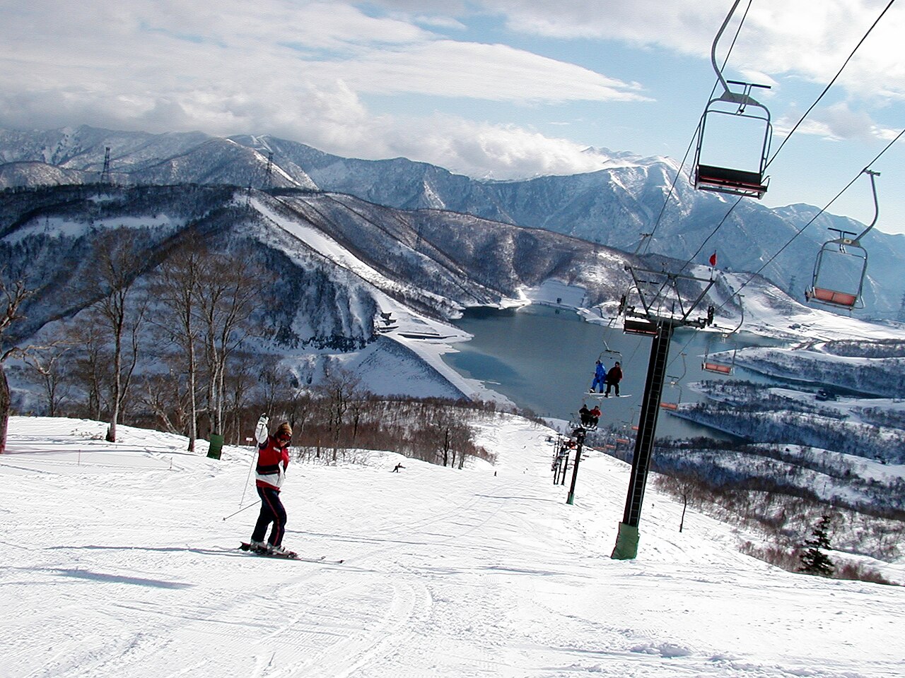 田代エリアの雪の山とゲレンデ