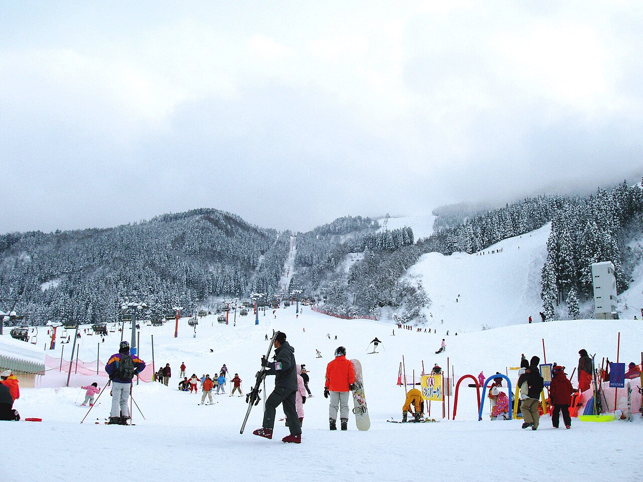 立山山麓スキー場の雪の山とゲレンデ