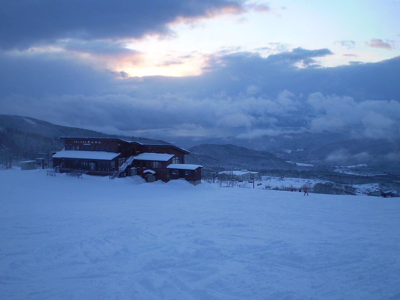 たざわ湖スキー場の雪の山とゲレンデ