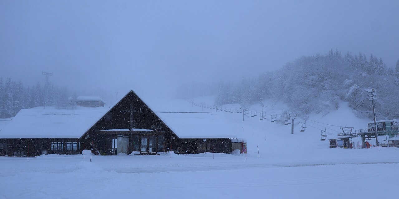 天下森スキー場の雪の山とゲレンデ