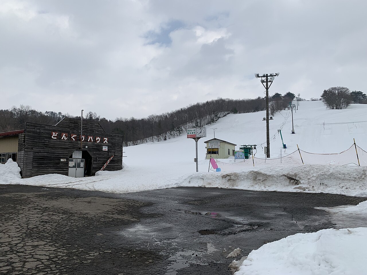 手ノ子スキー場の雪の山とゲレンデ