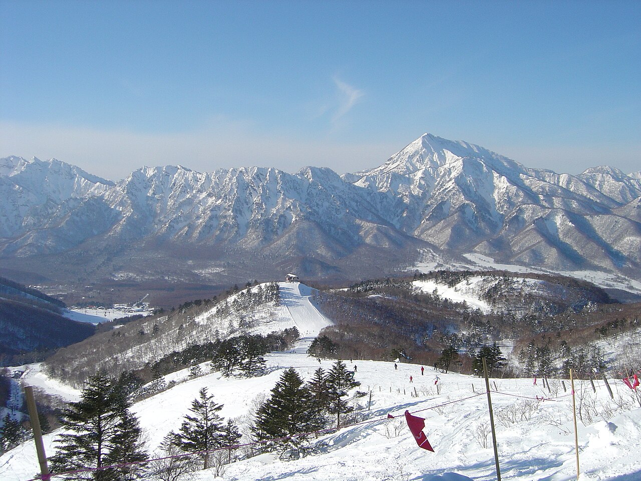 戸隠スキー場の雪の山とゲレンデ