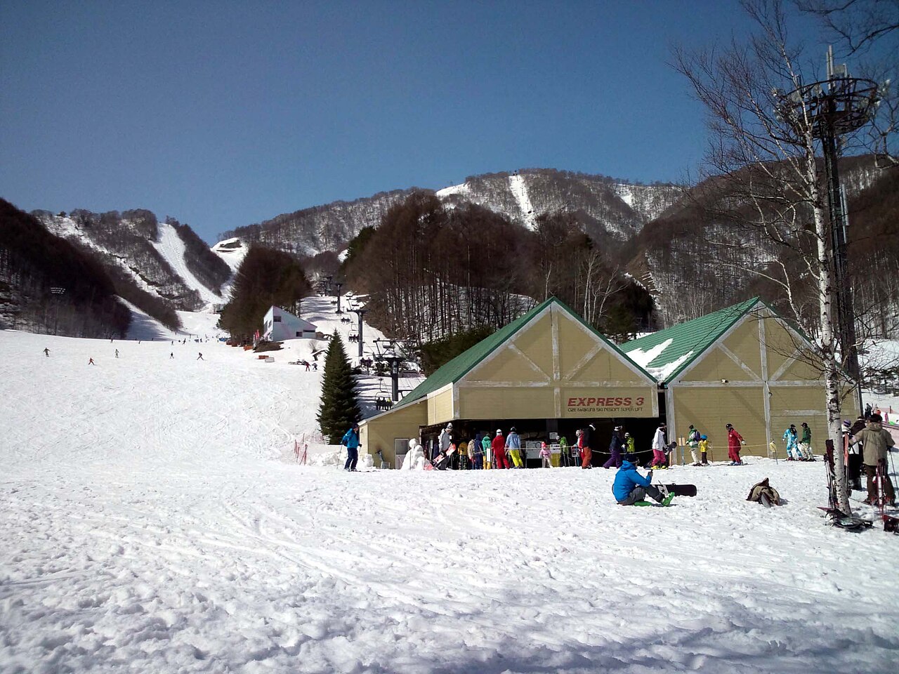 ホワイトワールド尾瀬岩鞍の雪の山とゲレンデ
