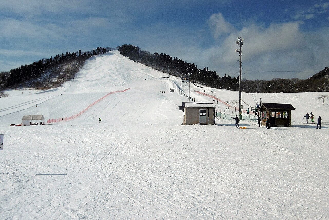 薬師スキー場の雪の山とゲレンデ