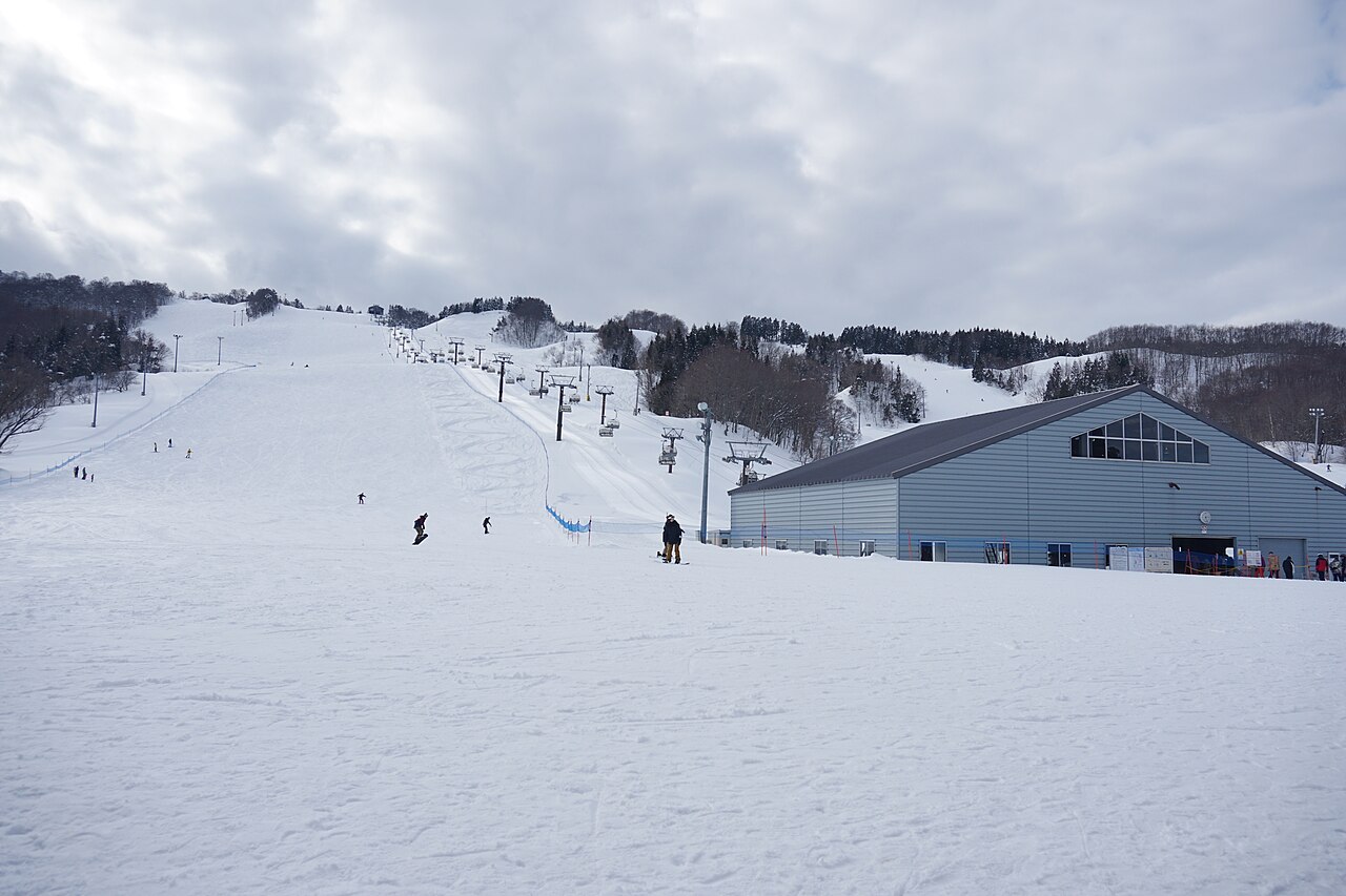 鳥海高原矢島スキー場の雪の山とゲレンデ