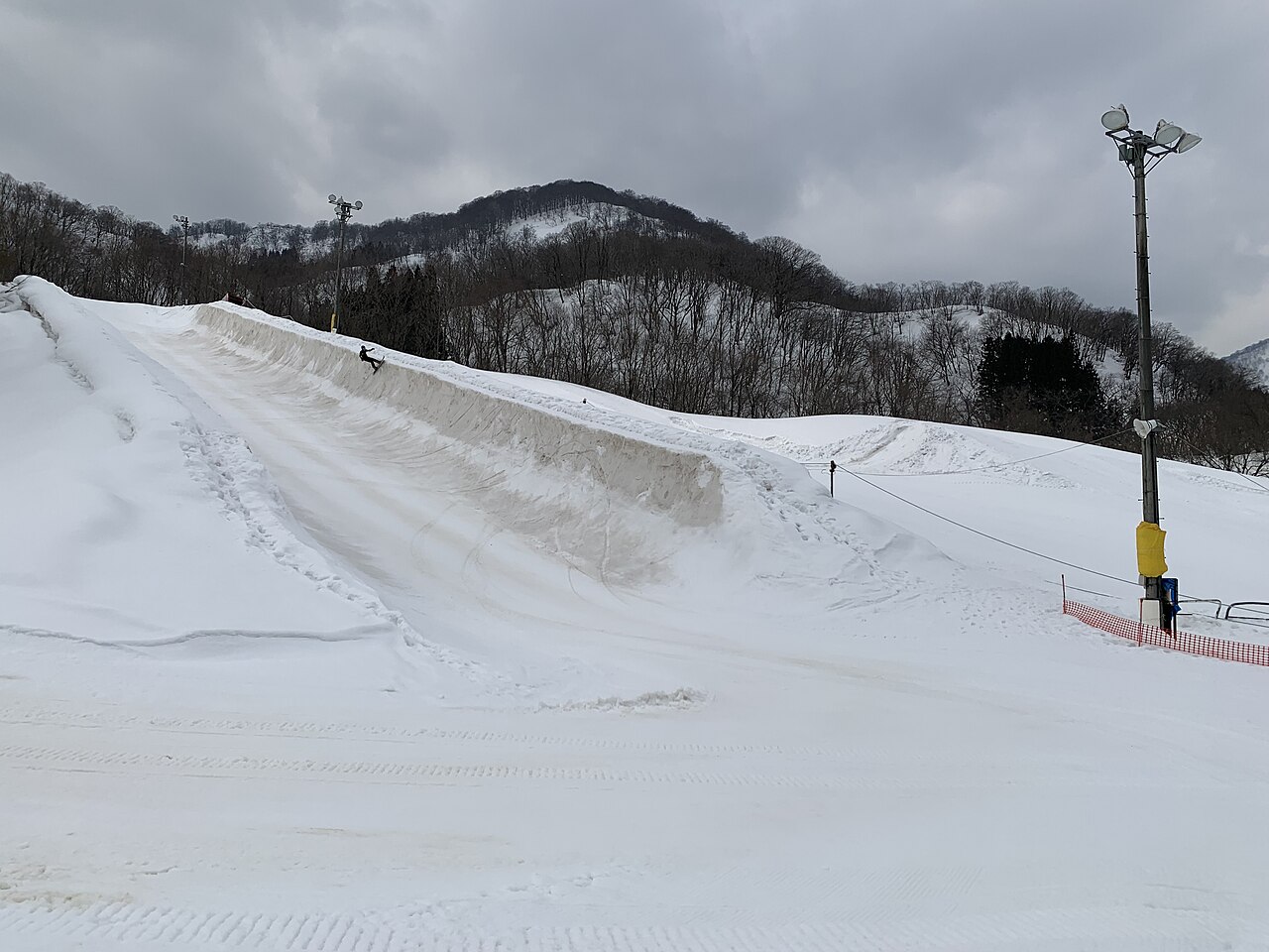 横根スキー場の雪の山とゲレンデ