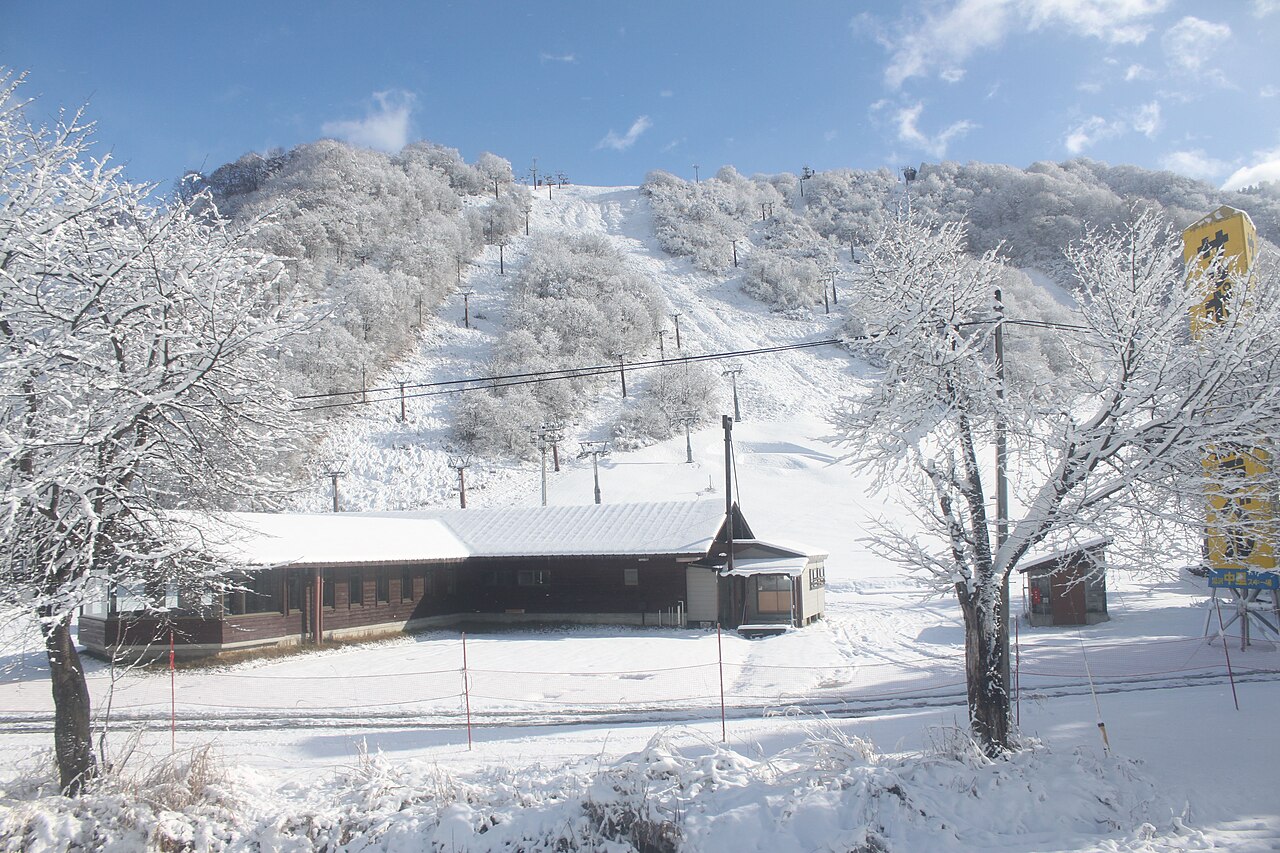 湯沢中里スキーリゾートの雪の山とゲレンデ