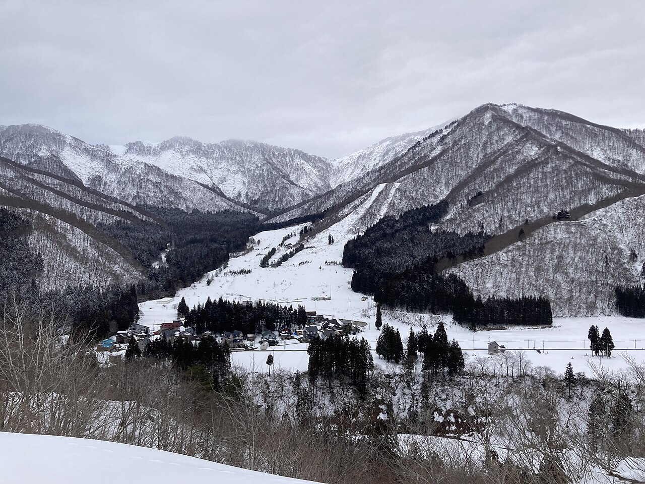 湯沢パークスキー場の雪の山とゲレンデ