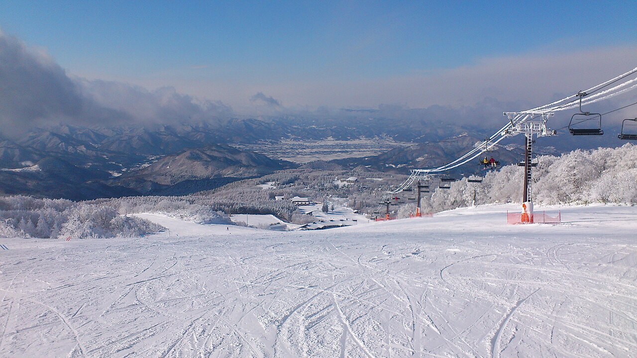 蔵王ライザワールドの雪の山とゲレンデ