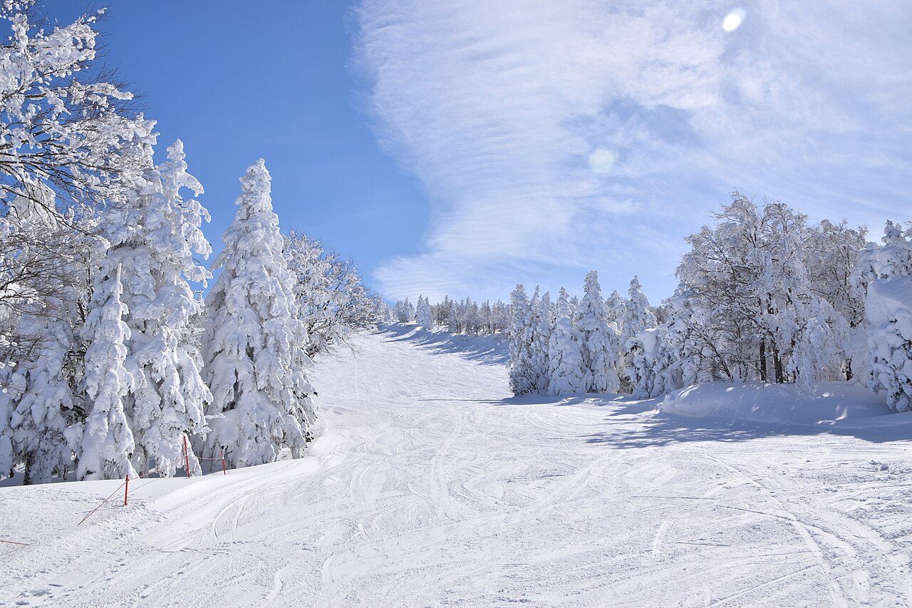 蔵王温泉スキー場の雪の山とゲレンデ
