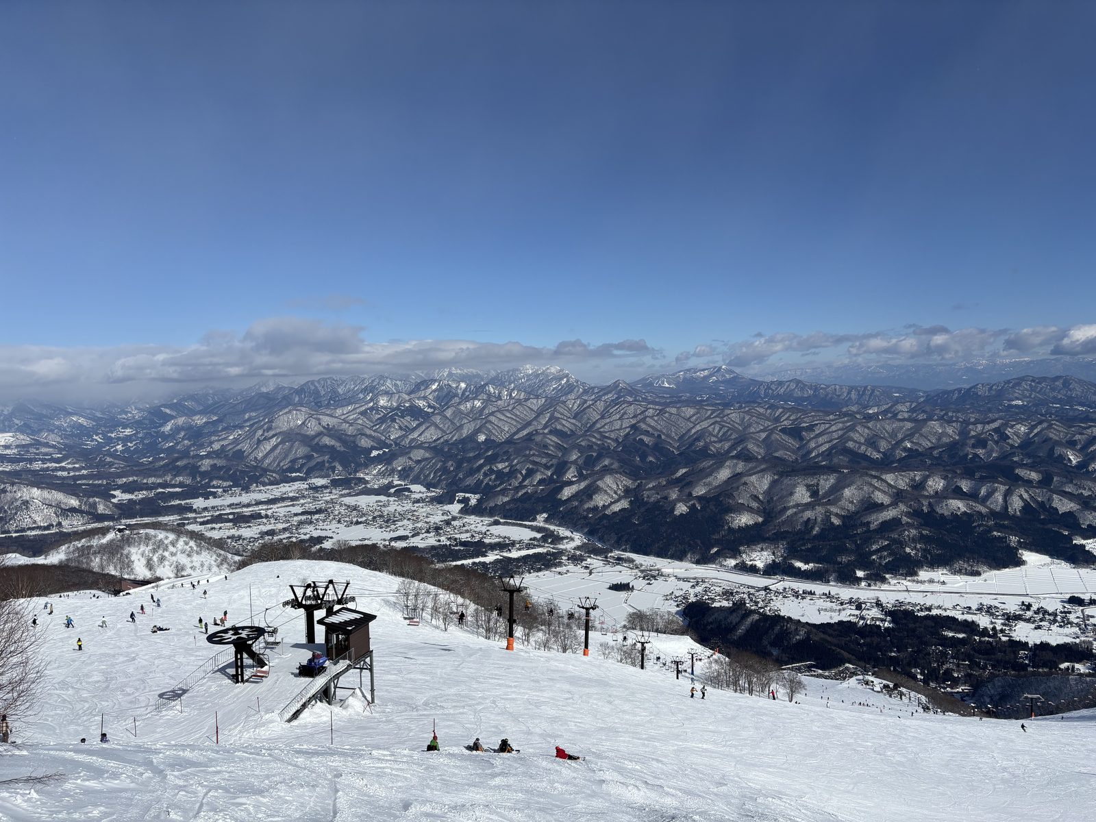 リフト降り場から見渡す北アルプスの稜線と谷あいの雪原